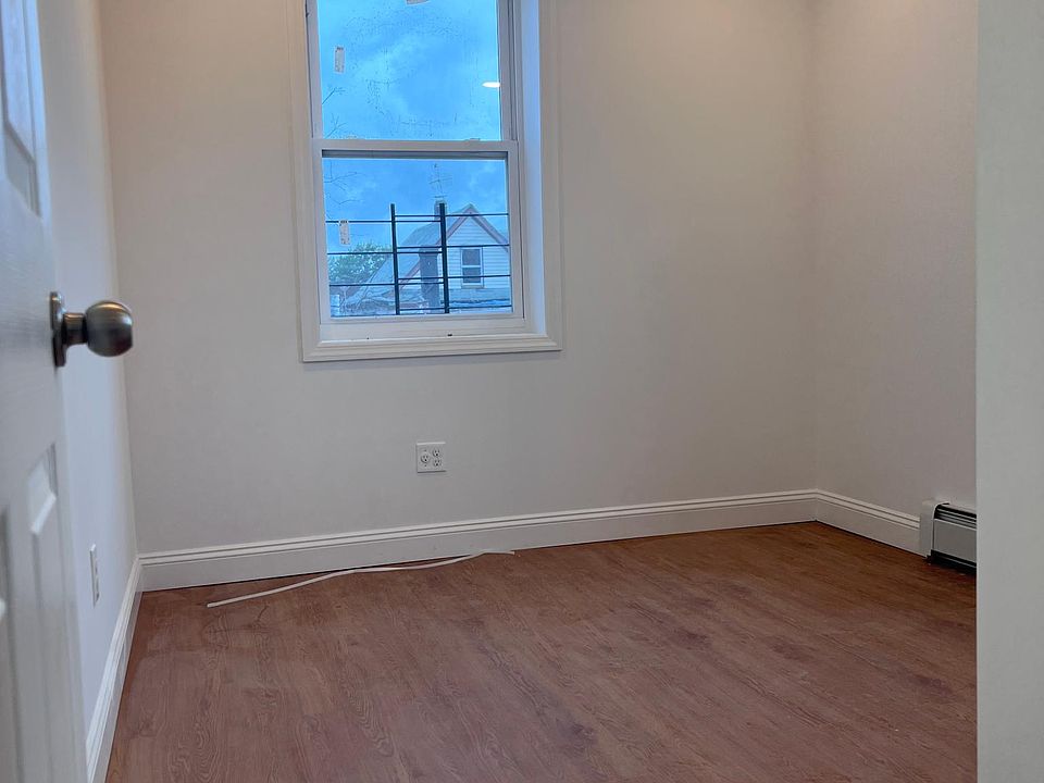1st image of 914 E 217th St #3