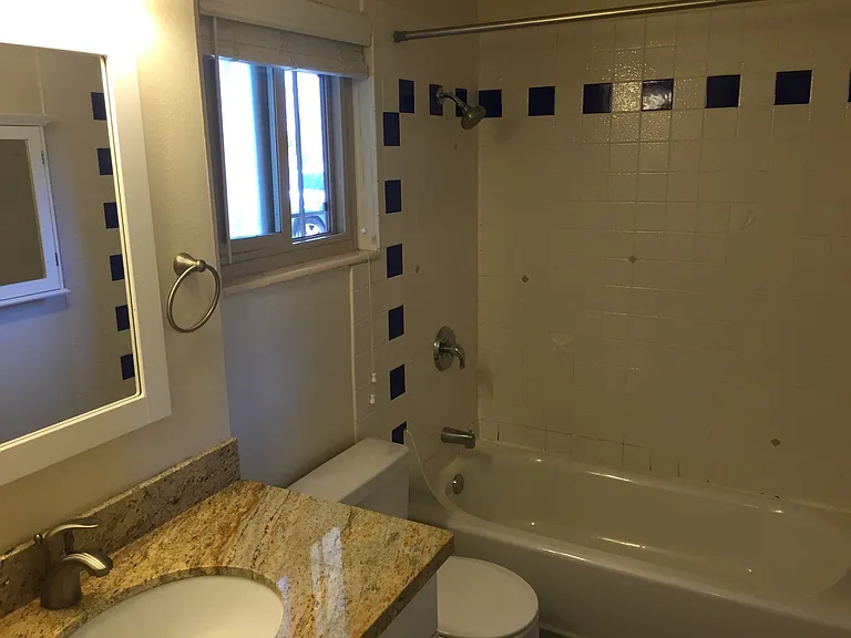 1821 E Thomas St — Photo 11