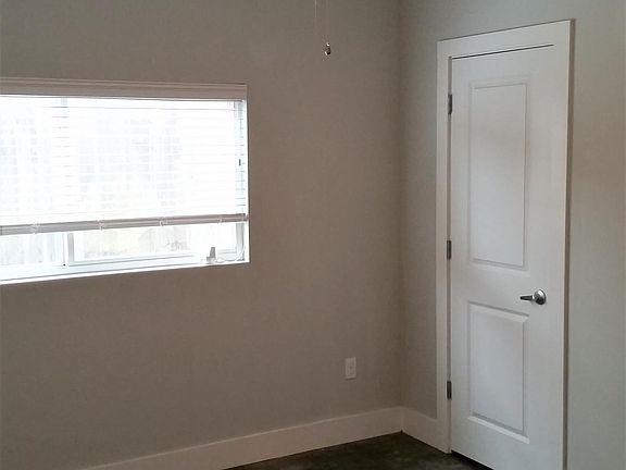 5th image of 210 Highland Oaks Ln