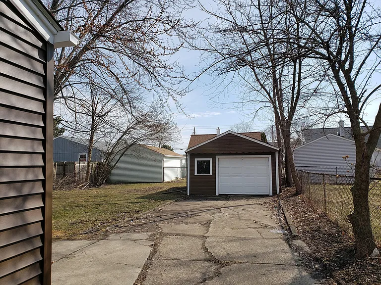 629 Vermont Dr — Photo 15