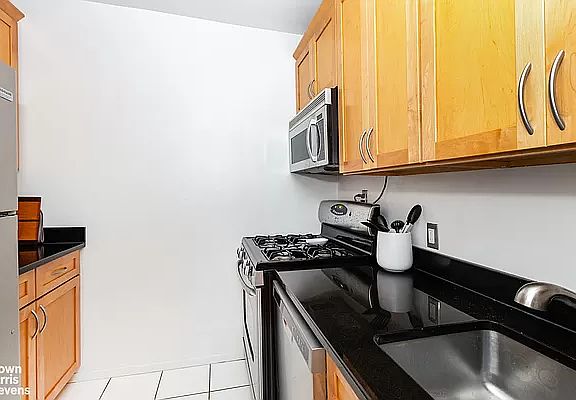 5th image of 170 W 23rd St APT 6Z