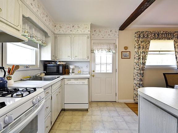 5th image of 70 Conforti Ave