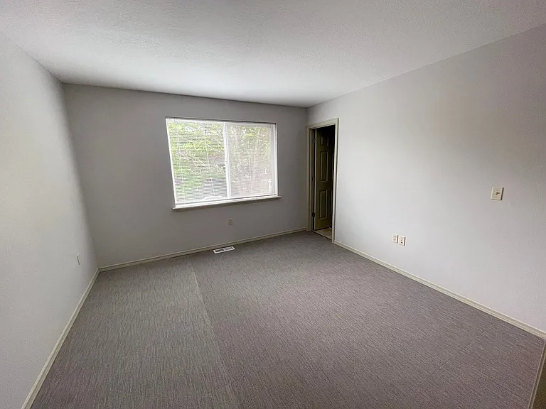5011 N Syracuse St #B — Photo 6