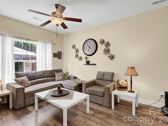5th image of 117 Sherman Oaks Ln