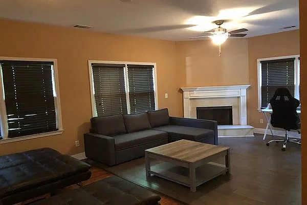 5 bed, 4000 sqft, $900 — Photo 2