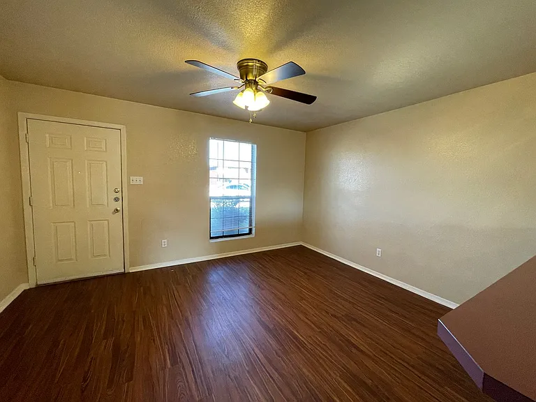 1108 Leslie — Photo 5