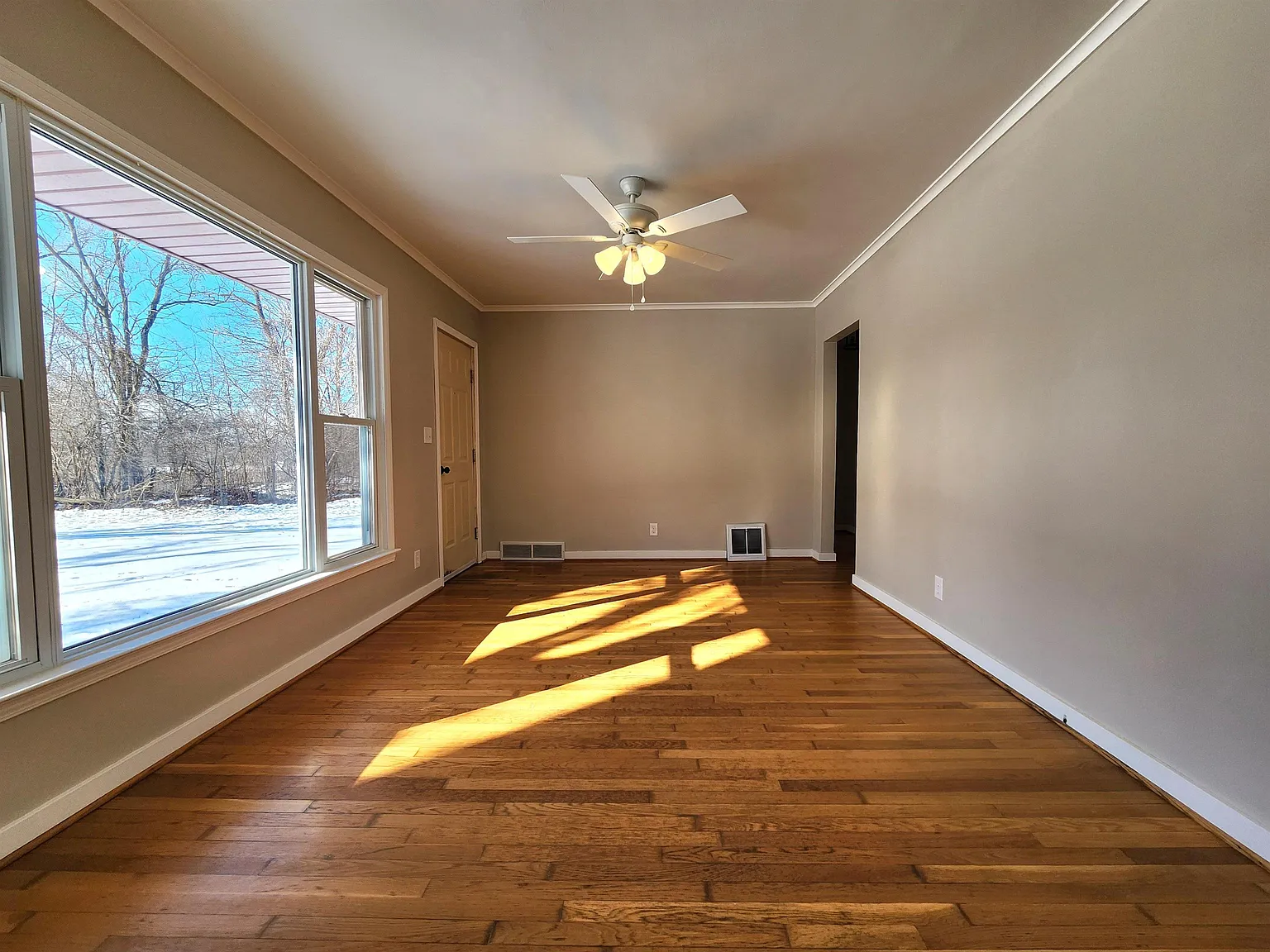 3 bed, 1.0 bath, 972 sqft, $1,400 — Photo 3