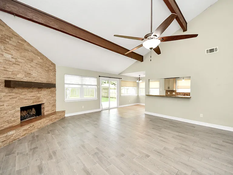 1104 N Heron Dr — Photo 5