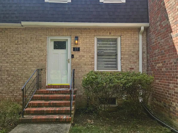 17 Watkins Park Dr #9, Upper Marlboro, MD 20774