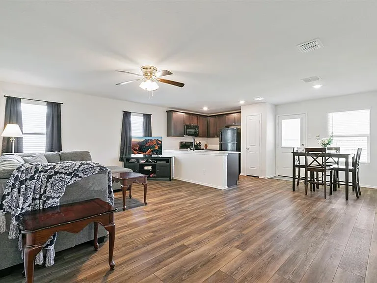 720 Autumnwood Way — Photo 4