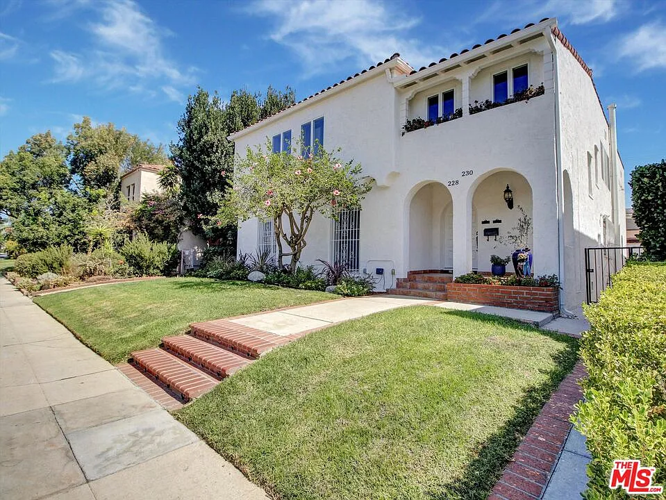 3 bed, 2.0 bath, 2400 sqft, $6,300 — Photo 2