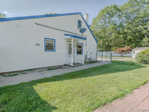 21 Mount Snow Ln, Coram, NY 11727