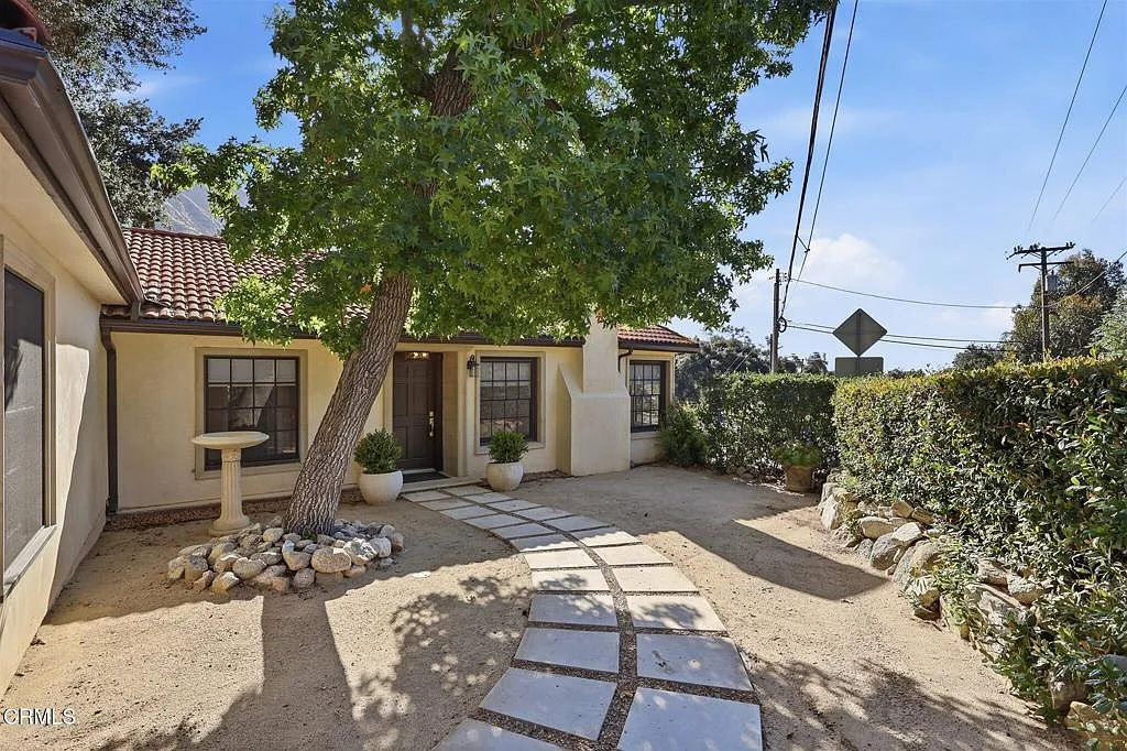 Building Photo - 2646 N Altadena Dr