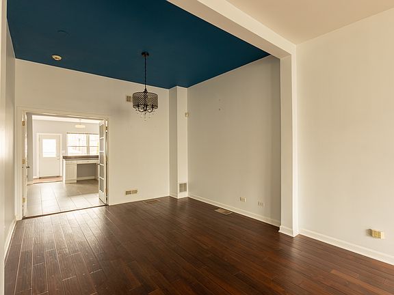 3rd image of 2923 N Fairfield Ave