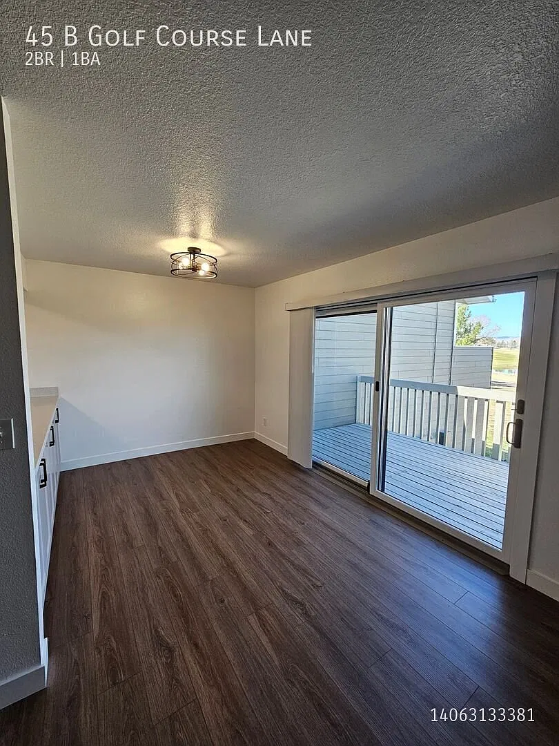 Upper Level 2 Bedroom 1 Bath — Photo 4