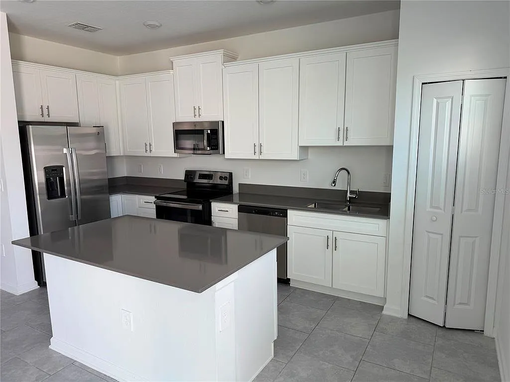 3 bed, 2.5 bath, 1793 sqft, $2,300 — Photo 4