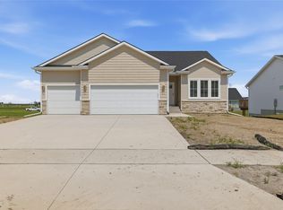 515 NW Georgetown Dr, Waukee, IA 50263