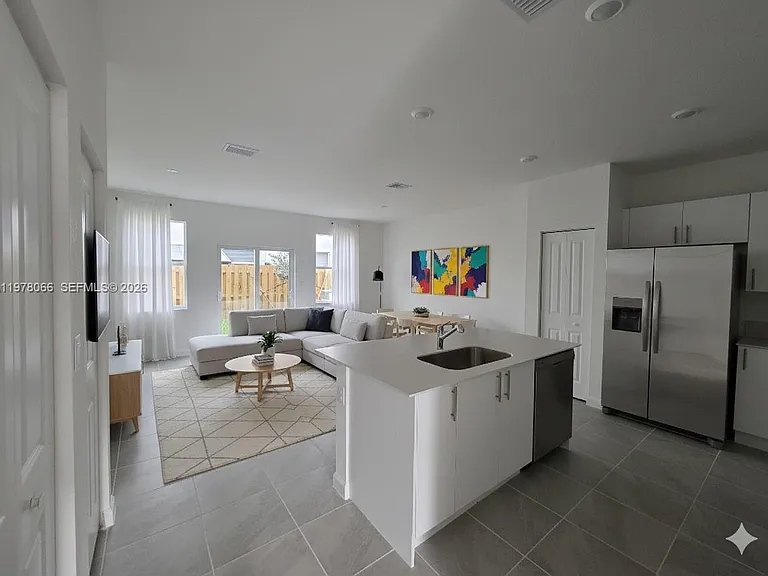 300 SE 10th Ct #300 — Photo 2