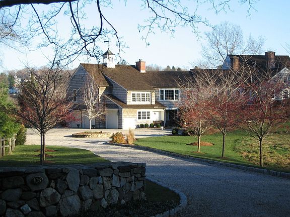 Entrance to circular driveway