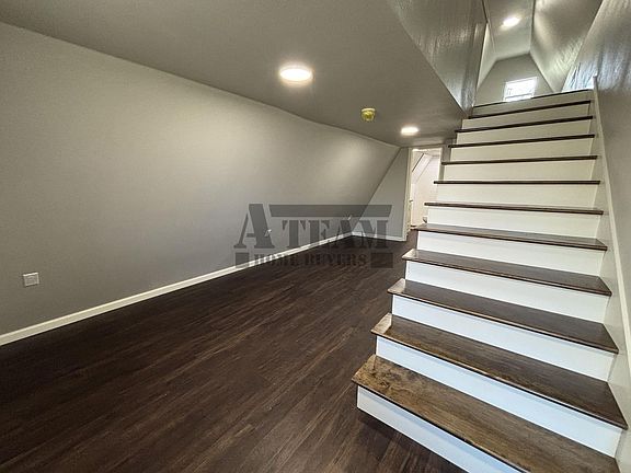 3rd image of 285 Whispering Oaks Trl