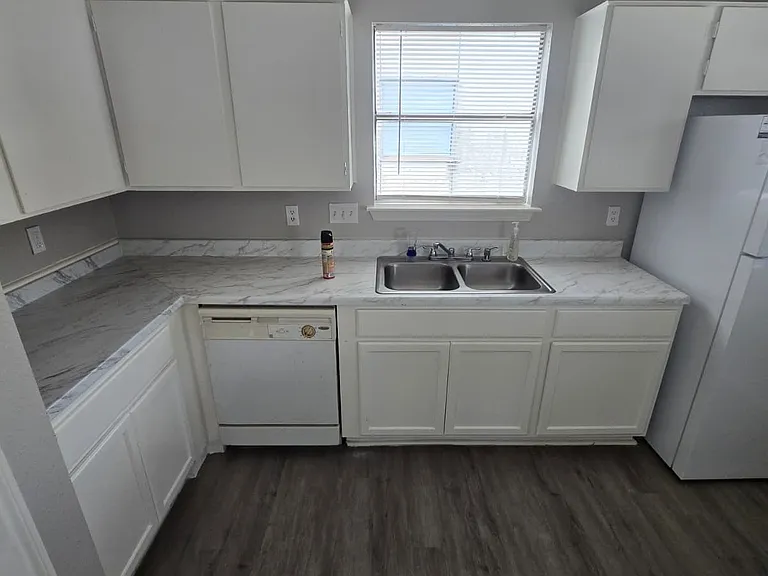 3221 Hirschfield Rd #D — Photo 2