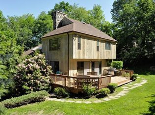 180 Deerfield Ln N, Pleasantville, NY 10570