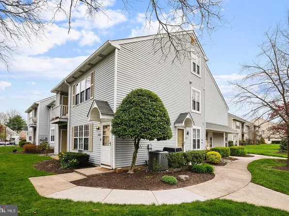 207 Sedgefield Dr, Mount Laurel, NJ 08054