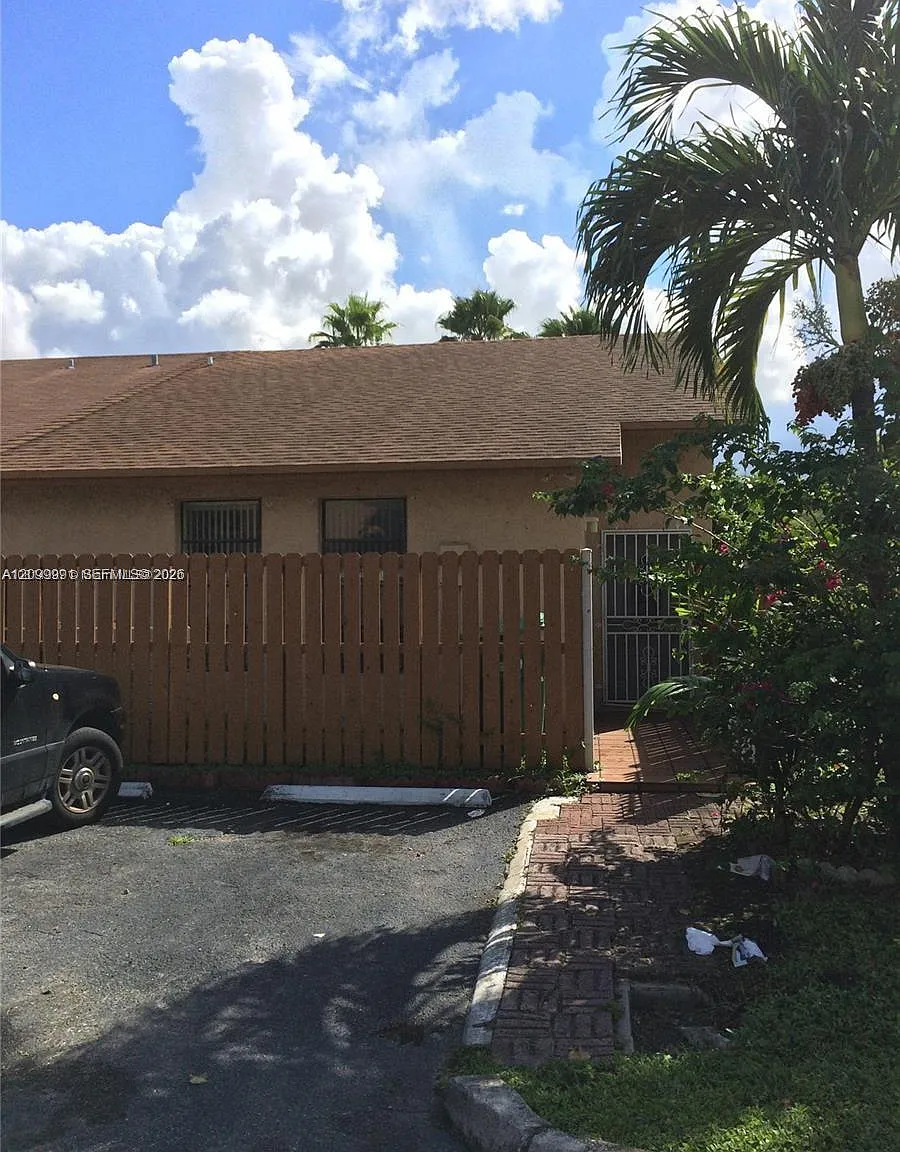 Country Lake Manors Townh — Photo 1