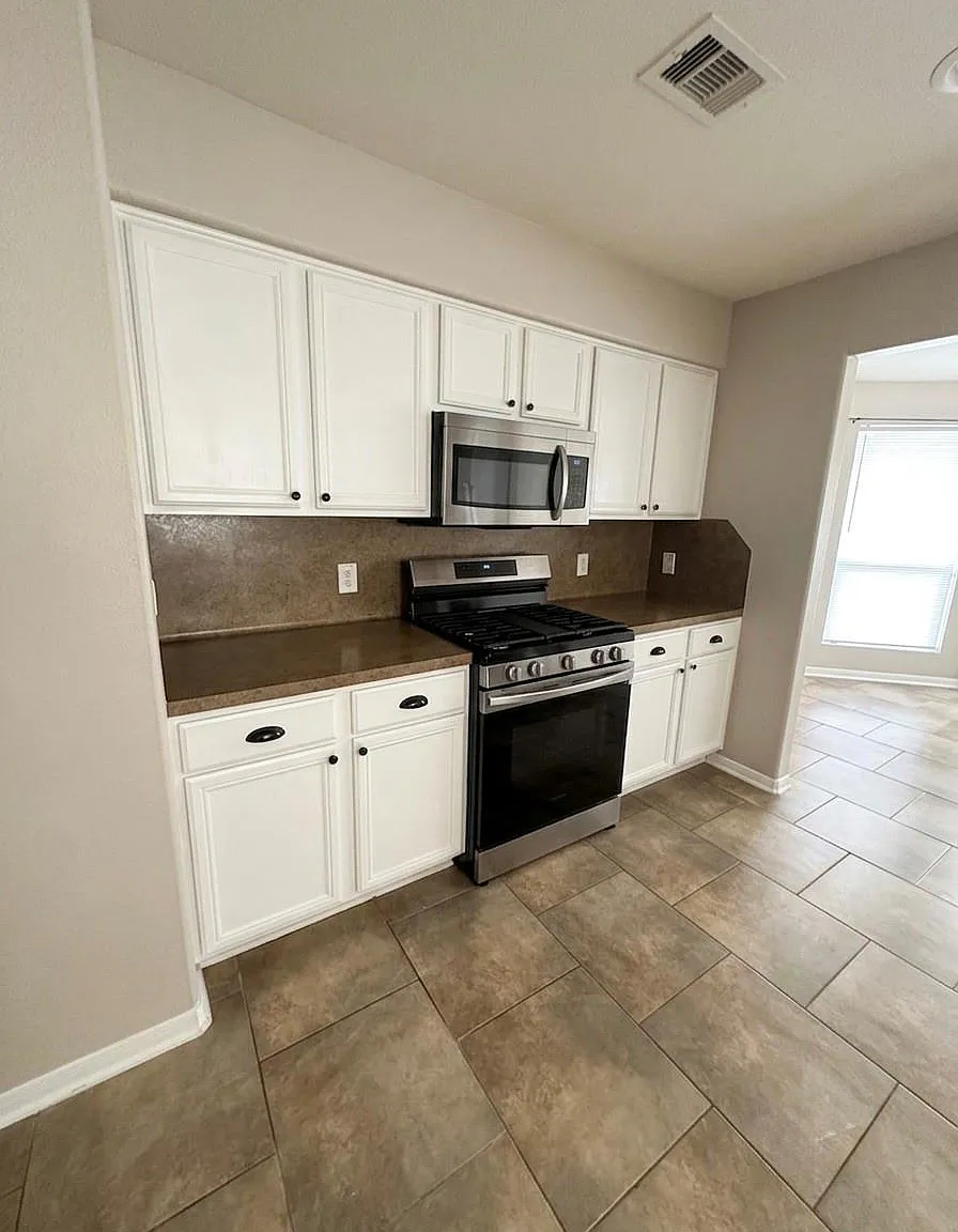 3 bed, 2.0 bath, 1819 sqft, $2,000 — Photo 4