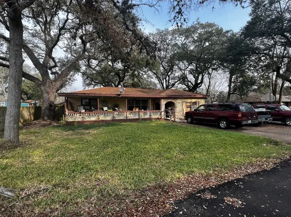 914 Meyers Street, Clute, TX 77531