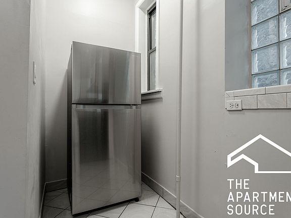 4th image of 2202 W Belmont Ave #R