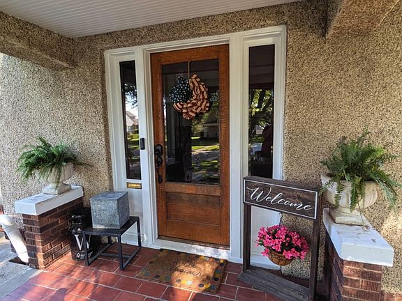 3rd image of 906 Locust St