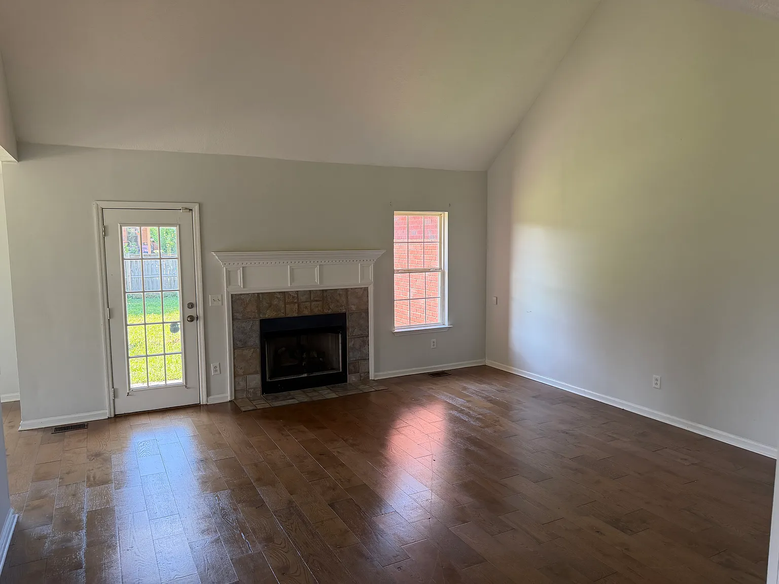 3 bed, 1888 sqft, $2,200 — Photo 4
