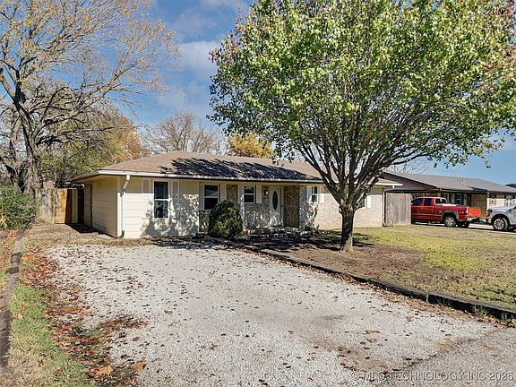 3rd image of 58 Wisteria St