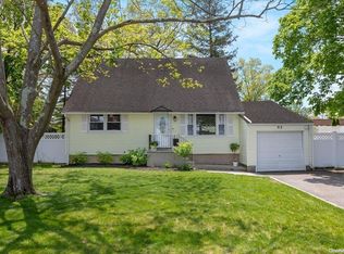 92 Kobb Blvd, West Islip, NY 11795