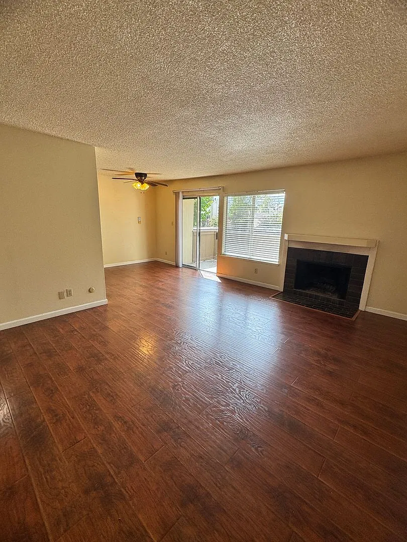 1 Bed/1 Bath in Gated Community Condo — Photo 2