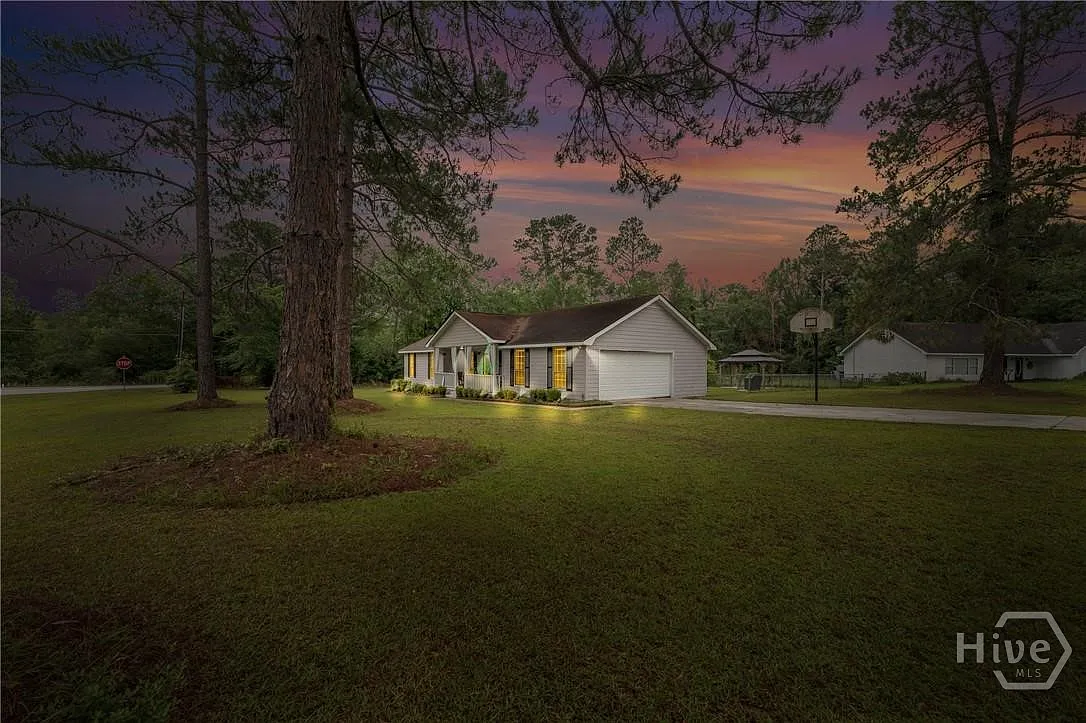 3 bed, 2.0 bath, 1927 sqft, $1,999 — Photo 2