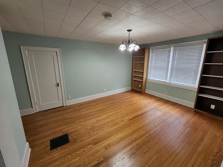 4300 Lonsdale Dr — Photo 18