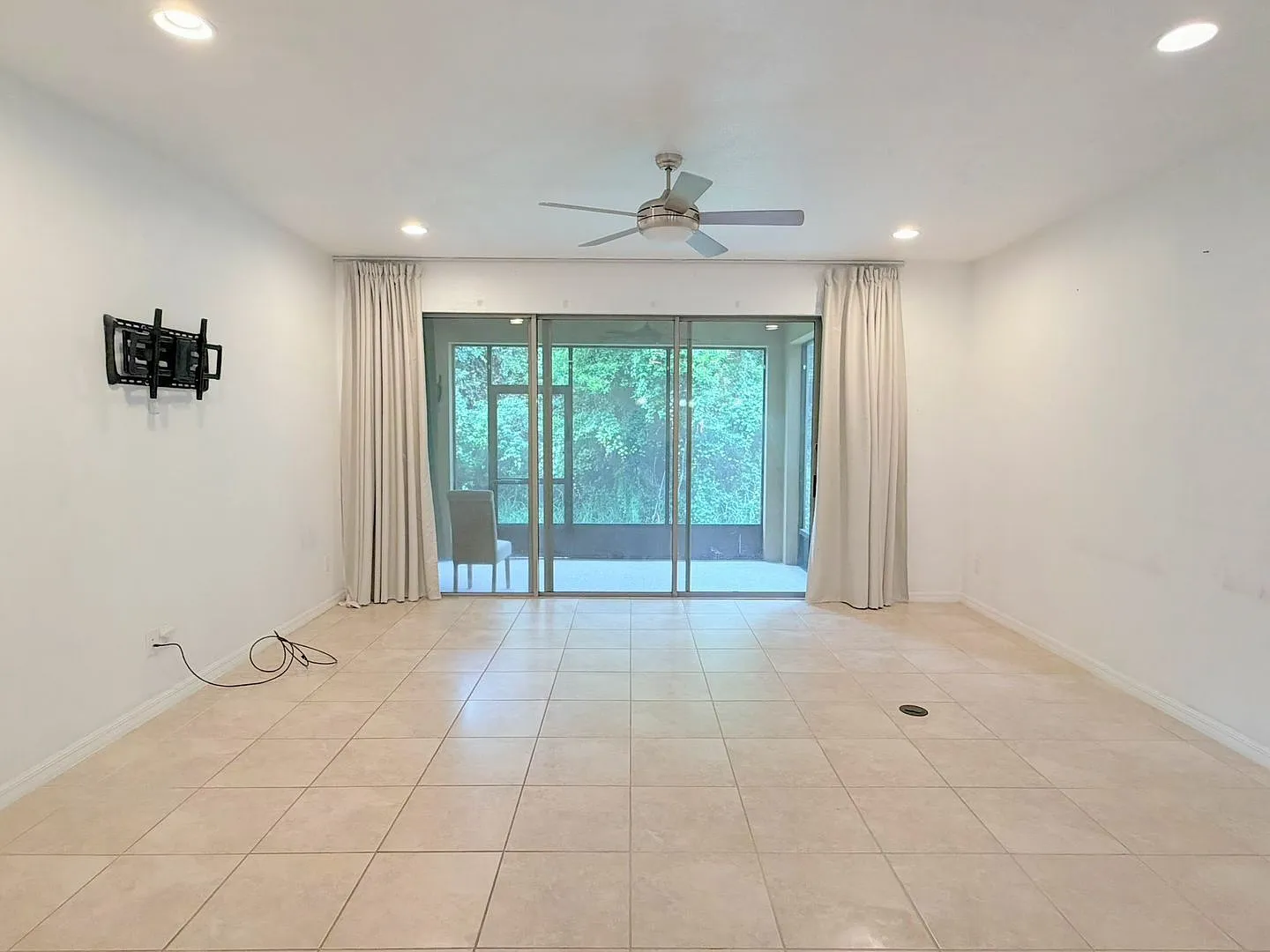 3 bed, 2.0 bath, 1708 sqft, $2,375 — Photo 3