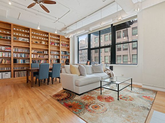 4th image of 547 S Clark St APT 301