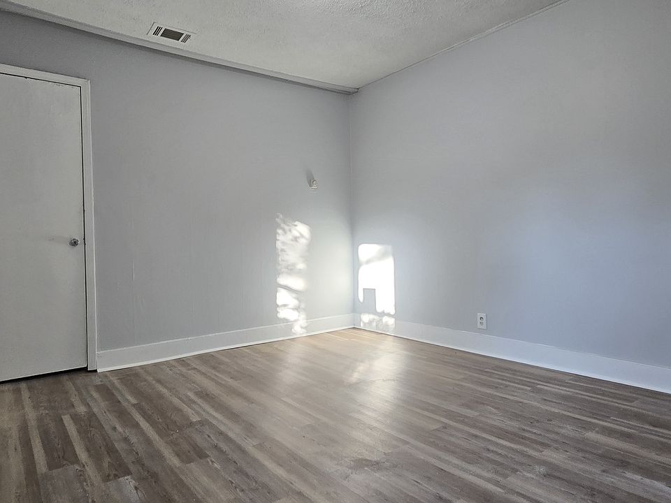 1st bedroom-view-1