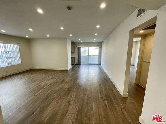 3rd image of 922 S Shenandoah St APT 4