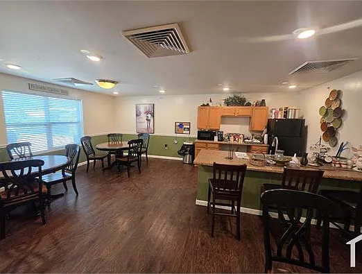 421 N Main St — Photo 5