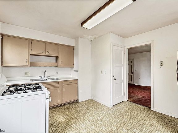 3rd image of 873 Warwick Dr