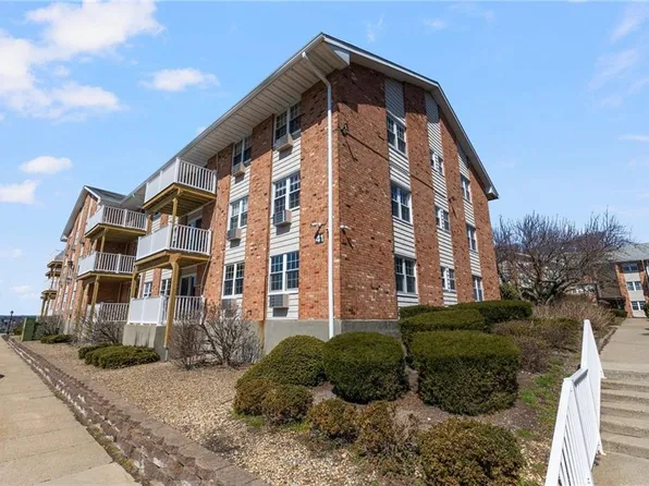 41 Bullocks Point Ave APT 3A, Riverside, RI 02915