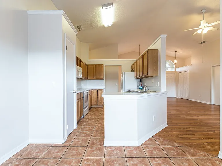 502 Valencia Place Cir — Photo 7