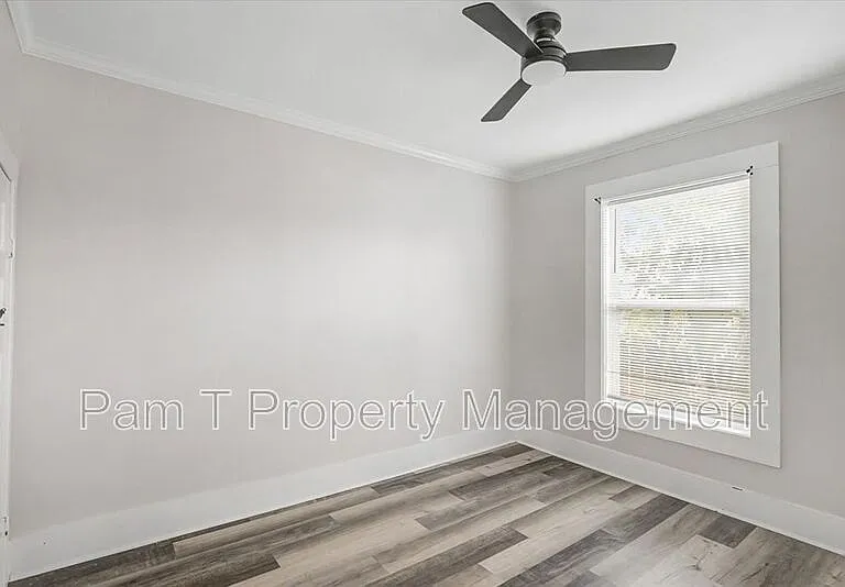 16 Helmken St — Photo 18