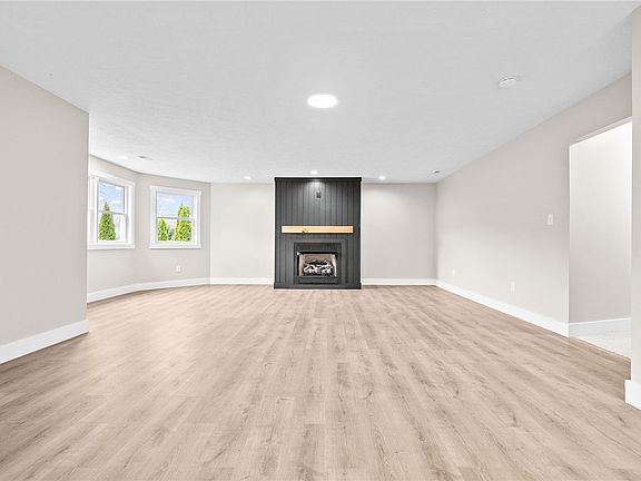 5th image of 128 Evergreen Dr