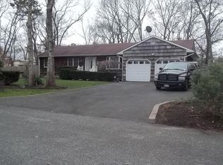 32 Nesaquake Trl, Ridge, NY 11961