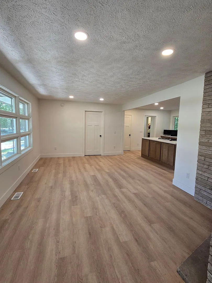 1499 Scenic Dr, 4 bedroom 1.5 bath home with garage and basement — Photo 3